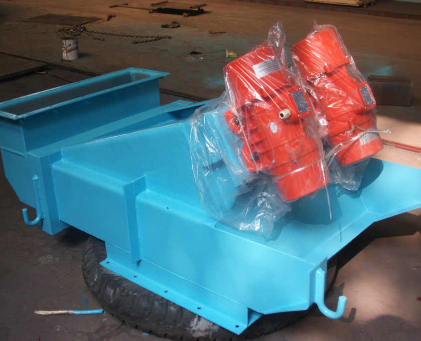 stable running vibrating feeder